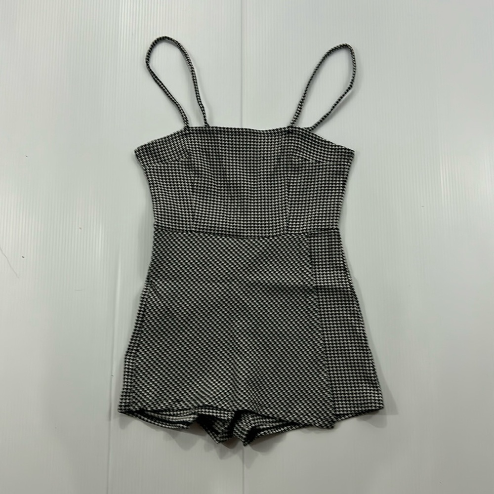 J53. Forever 21 Black and White Houndstooth Jumpsuit (XS)